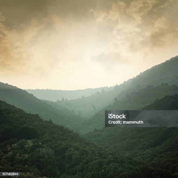 Contacto De Borde Infinito Foto de stock y más banco de imágenes de Aire libre - Aire libre, Aislado, Anochecer