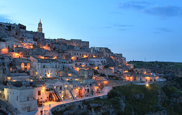 matera sassi paysage urbain de nuit, basilicate italie - matera photos et images de collection