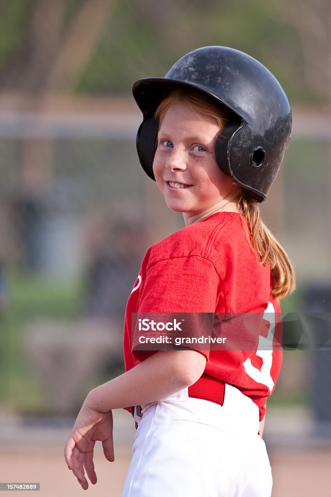 Niña jugando Softball - Foto de stock de Liga de béisbol y softbol juvenil libre de derechos