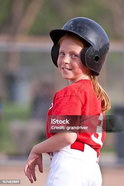Dziewczynka Gra Softball - zdjęcia stockowe i więcej obrazów Dziewczyny - Dziewczyny, Młodzieżowa liga baseballu i softballu, Boisko do baseballu