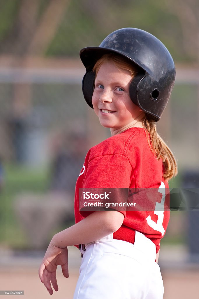 Menina brincando Softball - Foto de stock de Liga de basebol e softbol juvenil royalty-free