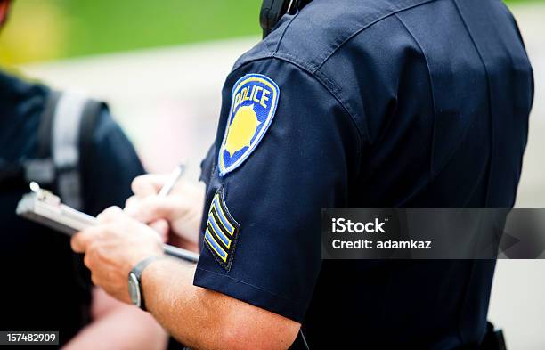 Policial Escrevendo Bilhete - Fotografias de stock e mais imagens de Força policial - Força policial, Universidade, Campus