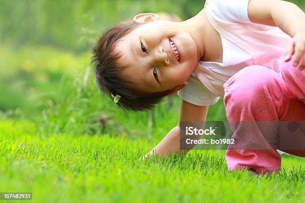 Bella Bambina Asiatica Giocando - Fotografie stock e altre immagini di 18-23 mesi - 18-23 mesi, Albero, Allegro