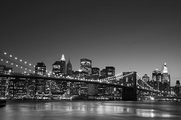 horizonte de nova iorque, ponte de brooklyn em preto e branco à frente - new york city night brooklyn bridge skyline imagens e fotografias de stock