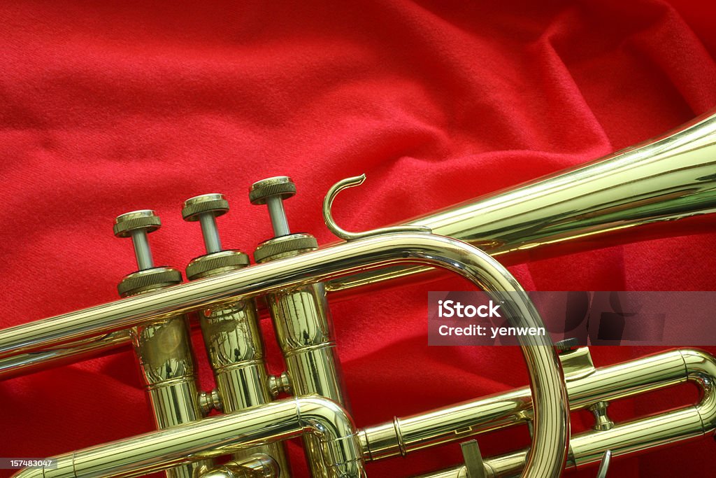 Trompete auf rotes Tuch - Lizenzfrei Blechblasinstrument Stock-Foto
