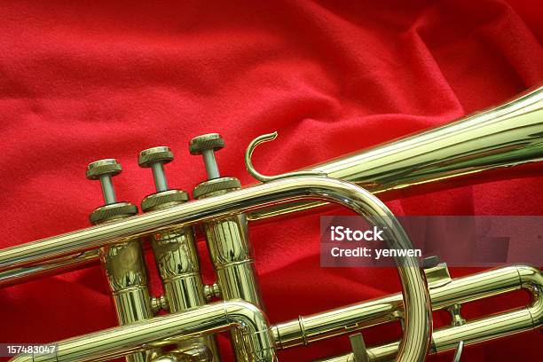 Tromba Sul Panno Rosso - Fotografie stock e altre immagini di Brass Band - Brass Band, Bronzeo, Bronzo