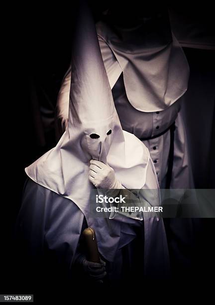 Desfile De Nazarenos Foto de stock y más banco de imágenes de Semana Santa - Semana Santa, 2001, Cabalgata