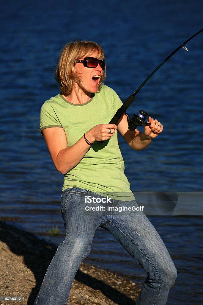 Kobieta oglądając ryb - Zbiór zdjęć royalty-free (Wędkarstwo)