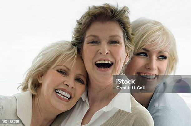 Foto de Três Mulheres e mais fotos de stock de Família de várias gerações - Família de várias gerações, Praia, Retrato