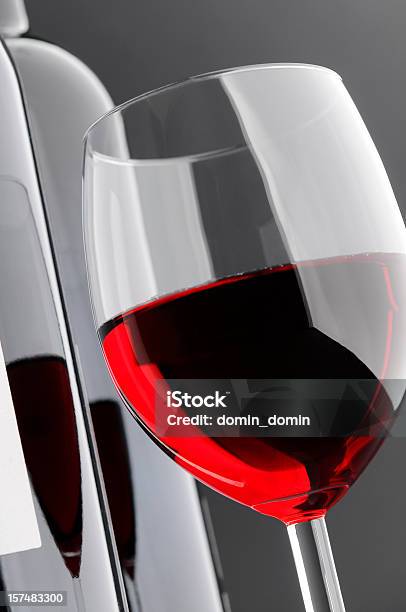 Nahaufnahme Von Einem Glas Rotwein Weinflasche Froschperspektive Stockfoto und mehr Bilder von Dunkel