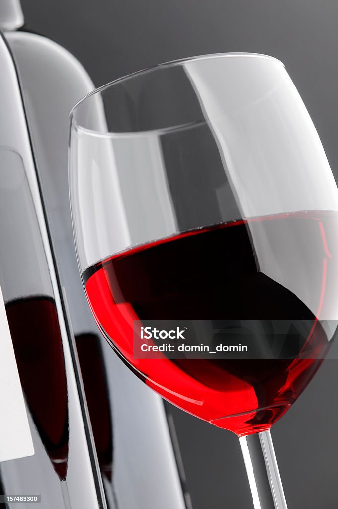 Gros plan du verre de vin rouge, bouteille de vin, Grenouille perspective - Photo de Fond noir libre de droits
