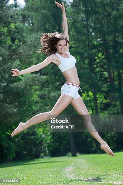 Fitness Mulher Saltar Ao Ar Livre Xxxl - Fotografias de stock e mais imagens de Esquisito - Esquisito, Mulheres, Verão