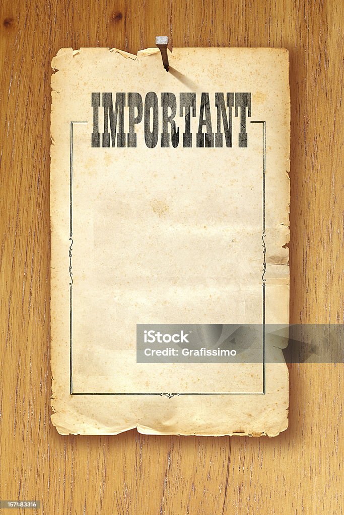 「重要」と言って木製の背景に釘で固定された茶色の紙 - 指名手配ポスターのロイヤリティフリーストックフォト