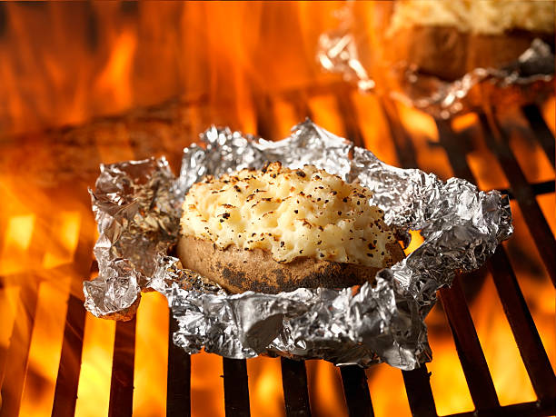 relleno de papas en la barbacoa - patata al horno fotografías e imágenes de stock