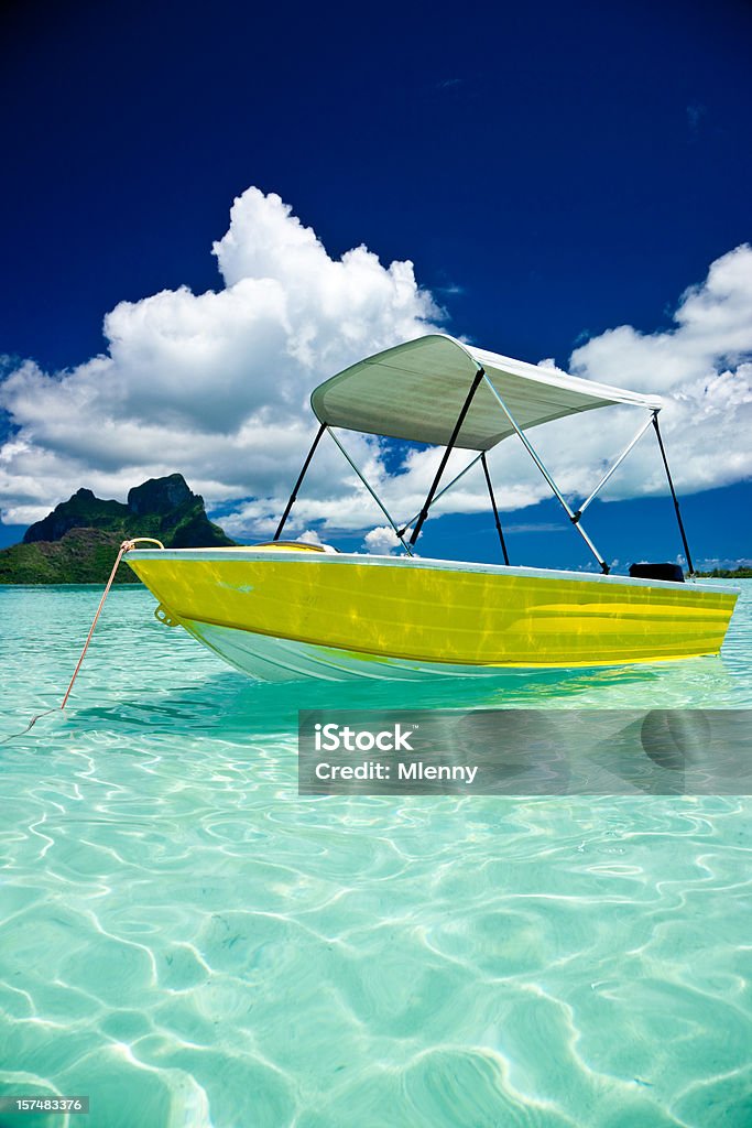 Motor Boat in atolón de aguas de la laguna - Foto de stock de Bora Bora libre de derechos