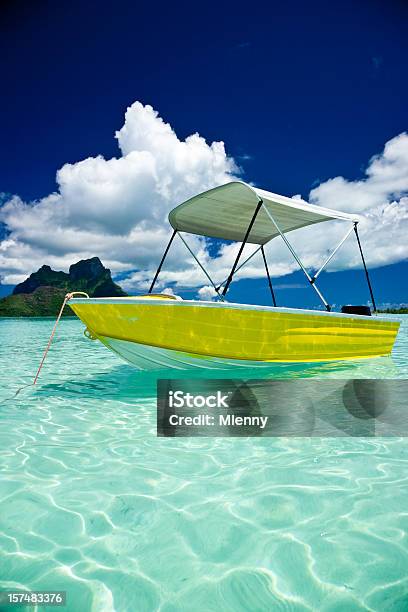 Foto de Barco A Motor No Atol Águas Da Lagoa e mais fotos de stock de Bora Bora - Bora Bora, Amarelo, Ancorado