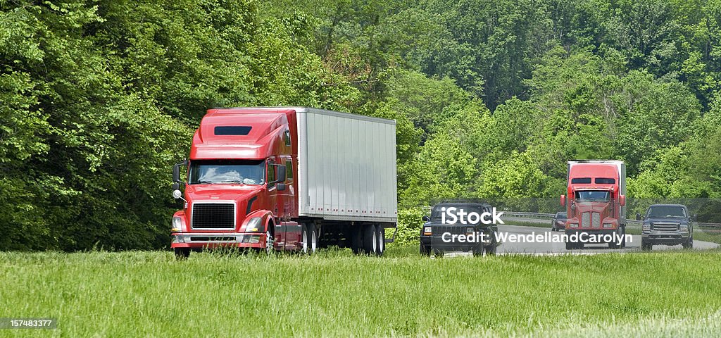 Deux Red semi-remorques à l'autoroute trafic - Photo de Grands axes de circulation libre de droits