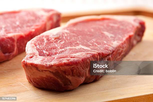 Bife De - Fotografias de stock e mais imagens de Carne - Carne, Vista de Ângulo Baixo, Cru