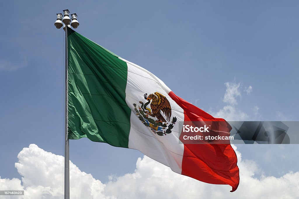 Bandera de México con cielo azul - Foto de stock de Bandera mexicana libre de derechos