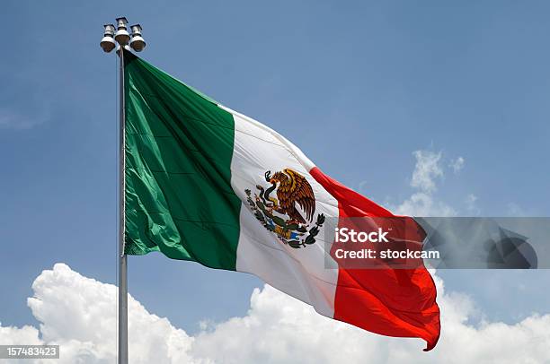 Bandera De México Con Cielo Azul Foto de stock y más banco de imágenes de Bandera mexicana - Bandera mexicana, Bandera, México