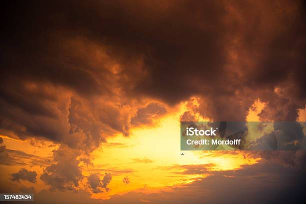 Dramatyczny Zachód Słońca Z Samolotu - zdjęcia stockowe i więcej obrazów Fotografika - Fotografika, Krajobraz z chmurami, Chmura