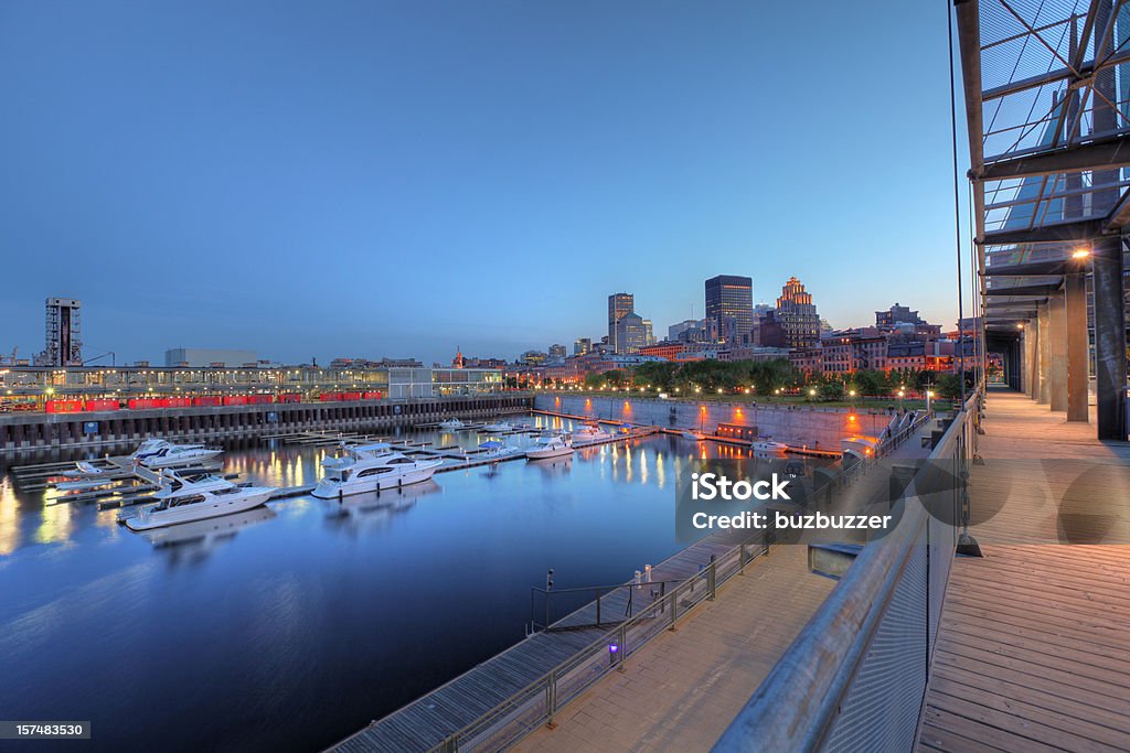 Marina dans le Vieux-port de Montréal la nuit - Photo de Passerelle - Voie pédestre libre de droits