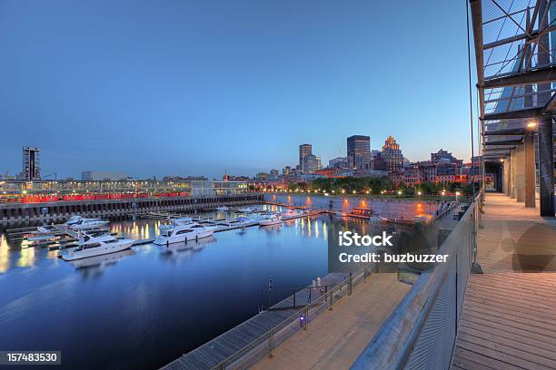 Photo libre de droit de Marina Dans Le Vieuxport De Montréal La Nuit banque d'images et plus d'images libres de droit de Passerelle - Voie pédestre - Passerelle - Voie pédestre, Port de plaisance, Architecture