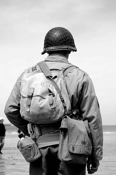 plaża omaha soldier. - omaha beach zdjęcia i obrazy z banku zdjęć