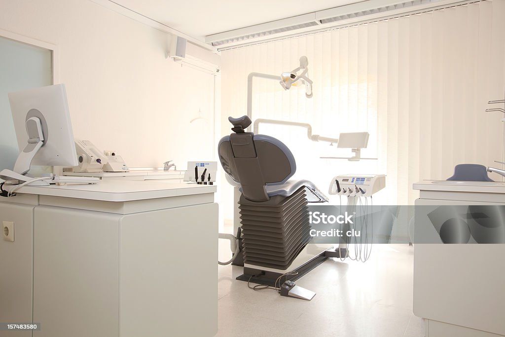 Dentista camera, computer e sedia di trattamento - Foto stock royalty-free di Ambulatorio medico
