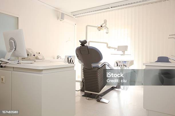 Dentista Camera Computer E Sedia Di Trattamento - Fotografie stock e altre immagini di Ambulatorio medico - Ambulatorio medico, Ambulatorio dentistico, Gruppo di oggetti