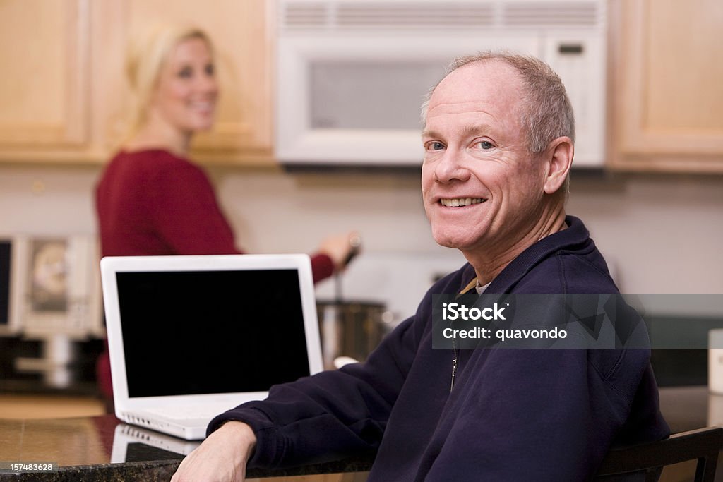 Aktive Senioren mit Laptop in der Küche - Lizenzfrei Alter Erwachsener Stock-Foto