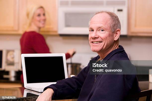 Aktive Senioren Mit Laptop In Der Küche Stockfoto und mehr Bilder von Alter Erwachsener - Alter Erwachsener, Computer benutzen, Über die Schulter blicken