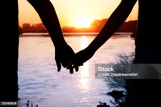 Agarrar De La Mano Foto de stock y más banco de imágenes de Agua - Agua, Dos personas, Problemas de parejas