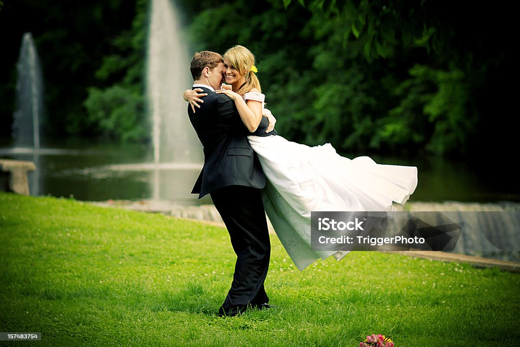 Melhor o noivo e a noiva vestido de casamento feliz - Foto de stock de Abraçar royalty-free