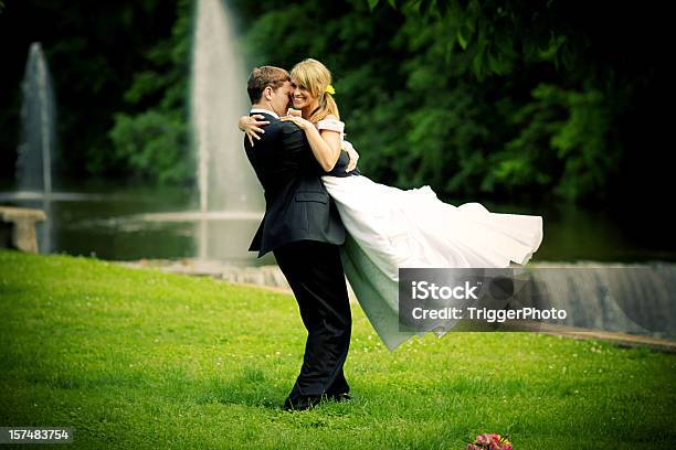 Foto de Melhor O Noivo E A Noiva Vestido De Casamento Feliz e mais fotos de stock de Abraçar