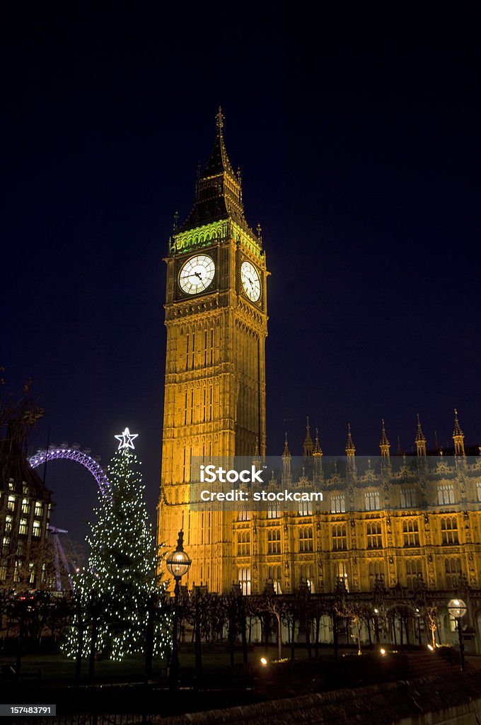 Big Ben en Londres con árbol de Navidad al atardecer - Foto de stock de Navidad libre de derechos