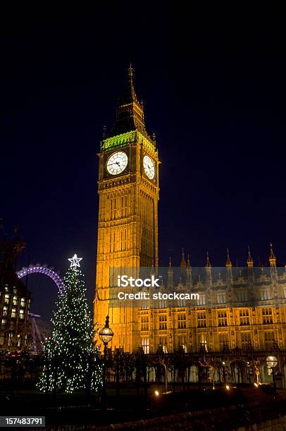 Big Ben En Londres Con Árbol De Navidad Al Atardecer Foto de stock y más banco de imágenes de Navidad