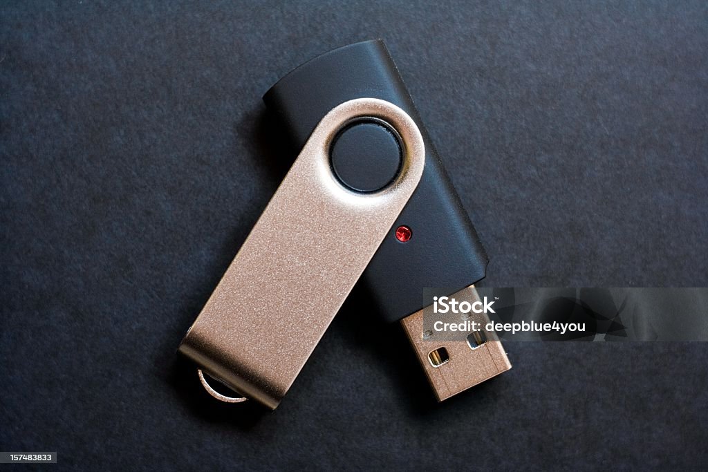 flash USB de almacenamiento con led rojo sobre fondo negro - Foto de stock de Llavero USB de memoria libre de derechos