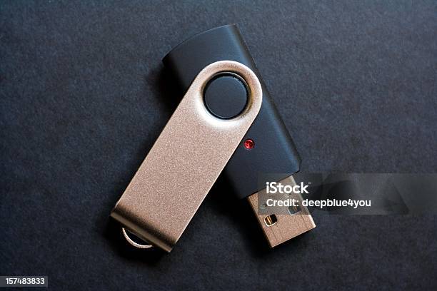 Flash Usb De Almacenamiento Con Led Rojo Sobre Fondo Negro Foto de stock y más banco de imágenes de Llavero USB de memoria