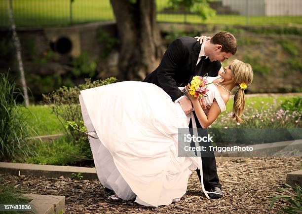 Melhor Noiva E Noivo Feliz Vestido De Noiva Dança - Fotografias de stock e mais imagens de Casamento - Casamento, Abraçar, Adulação