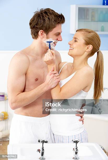 若いカップルのバスルーム - 毛を剃るのストックフォトや画像を多数ご用意 - 毛を剃る, 男性, きれいにする