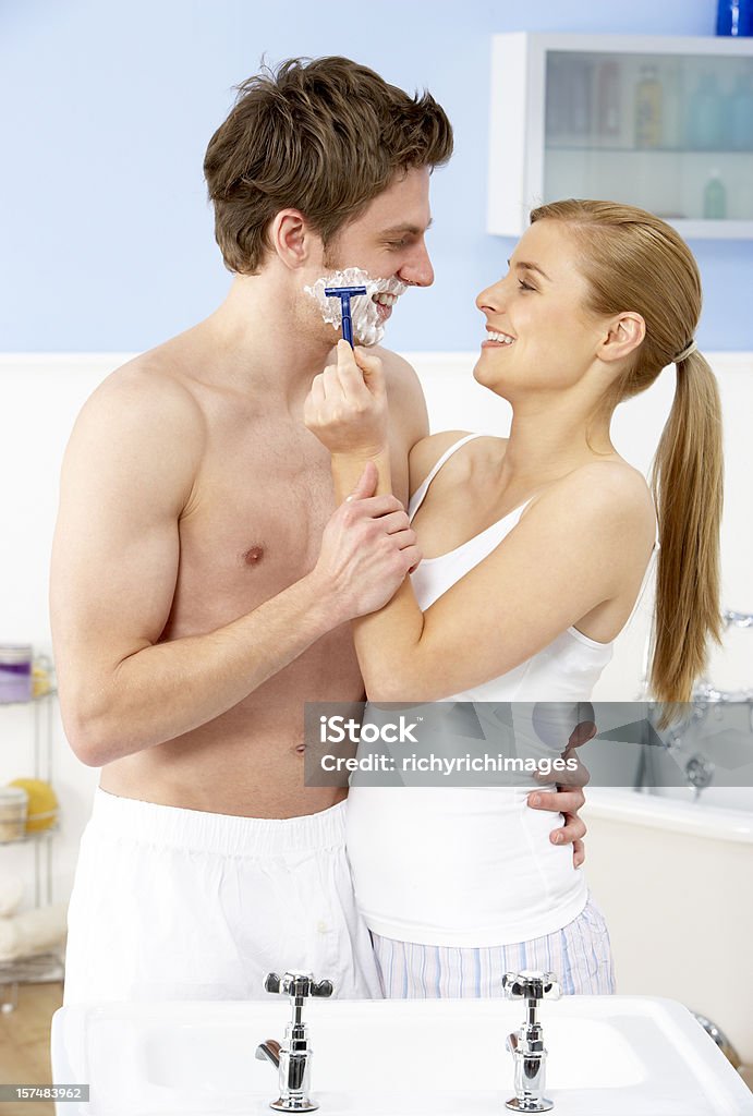 Молодая пара в ванной комнате - Стоковые фото Бриться роялти-фри