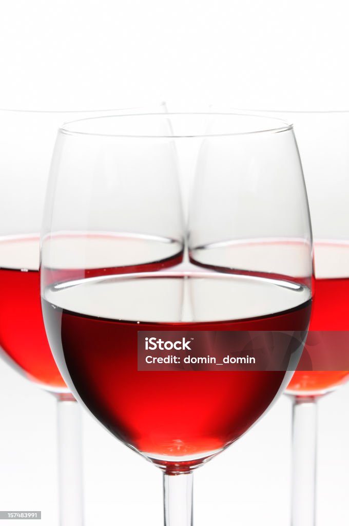 Nahaufnahme von drei Gläser Rotwein, isoliert, Seitenansicht - Lizenzfrei Alkoholisches Getränk Stock-Foto