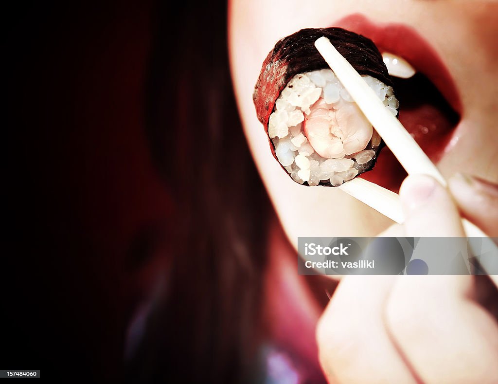 Donna mangiare sushi - Foto stock royalty-free di Antipasto