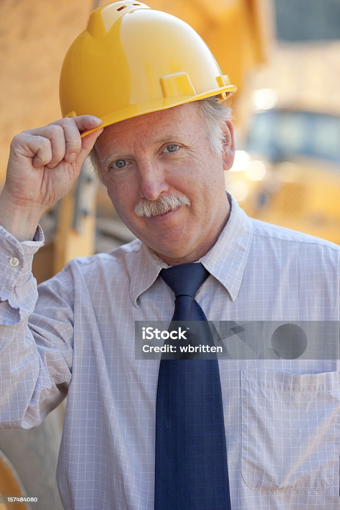 Hombre trabajando en el sitio de construcción (XXL - Foto de stock de Accesorio de cabeza libre de derechos