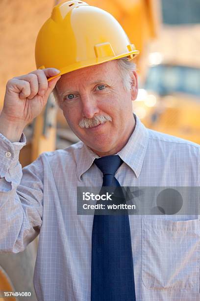 Hombre Trabajando En El Sitio De Construcción Xxl Foto de stock y más banco de imágenes de Accesorio de cabeza - Accesorio de cabeza, Adulto, Adulto maduro