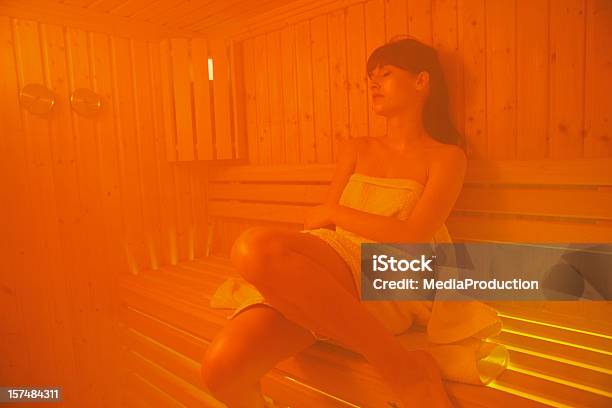 Menina Na Sauna - Fotografias de stock e mais imagens de Sauna - Sauna, Suor, Vapor