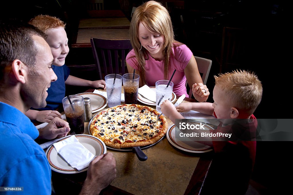 Família na noite da pizzaria. - Foto de stock de Família royalty-free