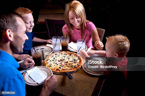 Foto de Família Na Noite Da Pizzaria e mais fotos de stock de Família - Família, Pizza, Comer