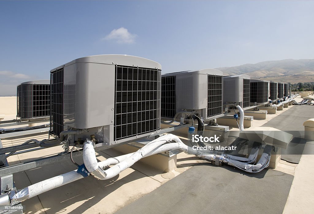 Sur le toit, Installation de climatisation - Photo de Chauffage ventilation et climatisation libre de droits